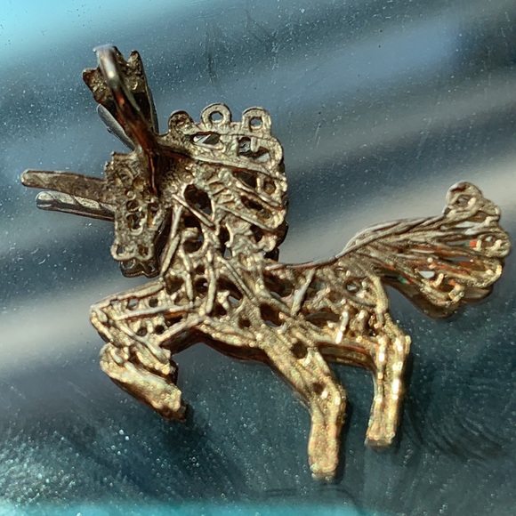 Vintage 14k unicorn charm. Filigree & Diamond cut design. Whimsical charm - Picture 2 of 7